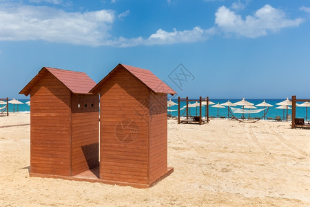 爱奥尼亚人采取季节希腊沙岸两座木制海滩小屋和雨伞图片