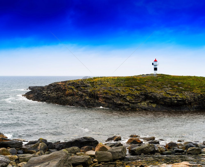 水平生动的挪威右对齐灯塔在岛屿景观背上水平生动的挪威右对齐灯塔在岛屿土地上史诗海洋旅游图片