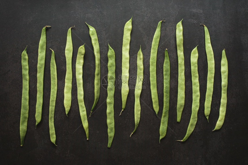 黑暗背景连续一排的全生青豆最佳视图黑暗背景连续一排的全绿豆最佳视角生的营养高架图片