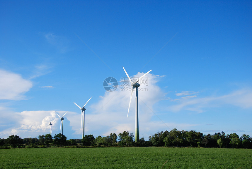 电的夏天有4个风车行在绿地周围蓝色的资源图片