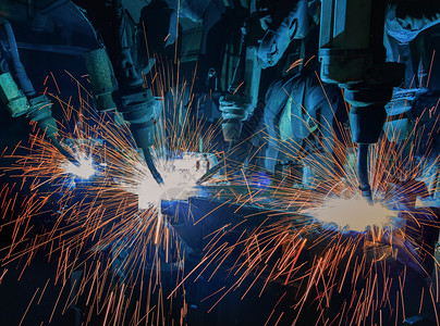 团队机器人在工厂焊接手臂机械的工业图片