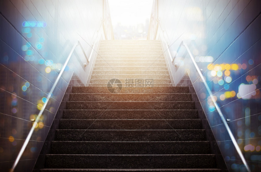 领导者金融配有属铁轨的地站阶梯成功的概念图片