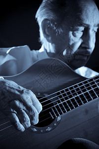 活动手指布鲁斯一个穿白衬衫的老人弹着声音吉他黑暗背景单色焦点在手图片