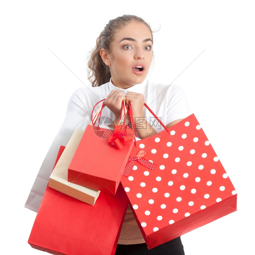 诺维科夫年轻的白种人拥有购物袋和外观红白色彩的美丽惊喜年轻女子美人图片