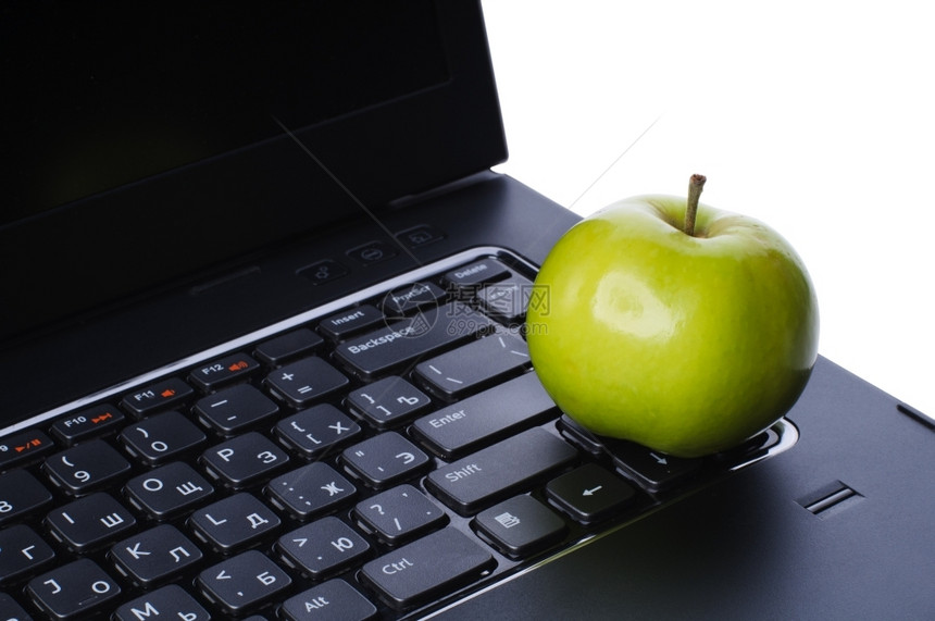 沟通笔记本电脑键盘上的绿色苹果在白背景上被孤立互联网图片