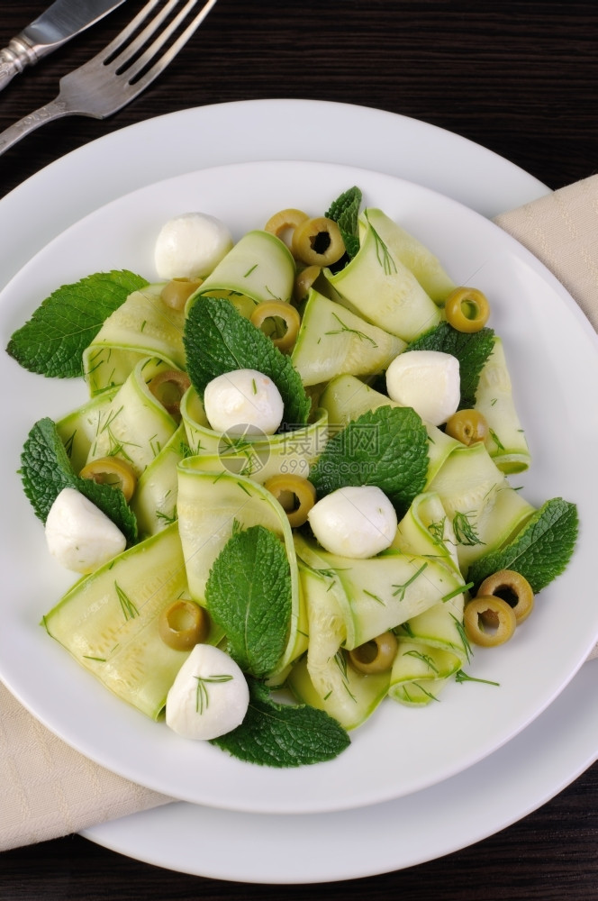 莫塞尔诺什晚餐Zucchini沙拉配有莫扎里橄榄薄荷和图片