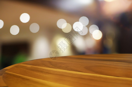 内部的木制食物餐饮咖啡厅背景中模糊的夜光上空木板桌图片