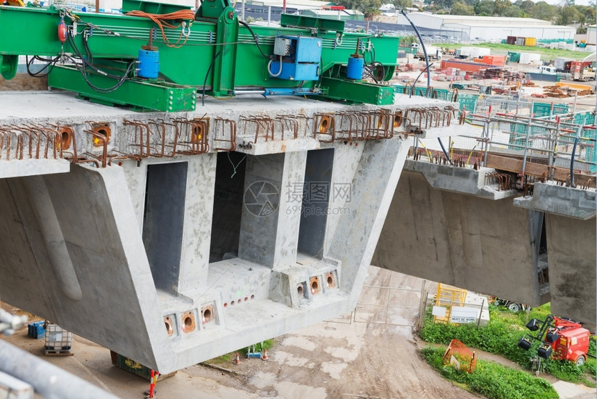 最佳克罗波托夫从正在重建的公路顶部看到碎片以支架图片