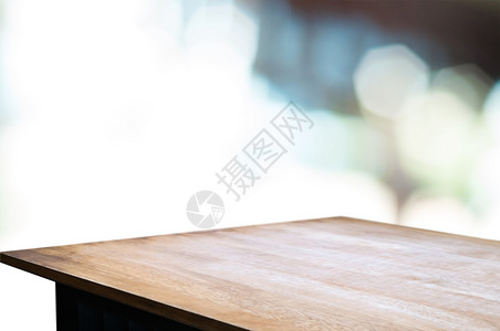 超过抽象的餐饮咖啡厅背景中灰色的空木板桌商业图片