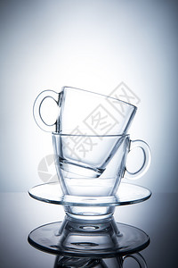 咖啡单身的两个独透明茶杯配上酱汁两个孤立的透明茶杯配上酱汁餐厅图片