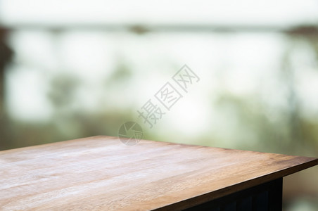 店铺木头空白的桌在模糊复选抽象背景前餐厅图片