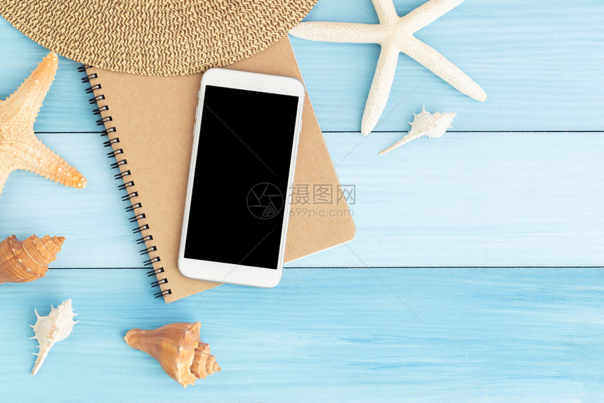 小样假期蓝色木制地板上棕笔记本的白智能手机Flat在夏季拍摄技术概念的平面照片棕色图片