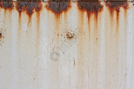 弄脏古老的弃含生锈斑点和污渍金属板的白漆表面有锈色斑点和灰金属板图片