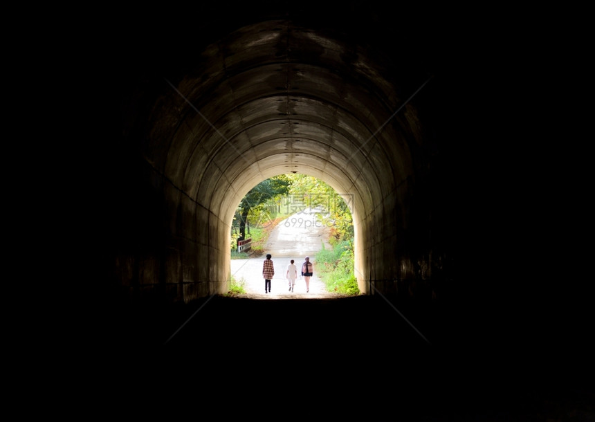 3个青少年在穿过隧道灯光的路上地面青年希望图片
