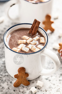 圣诞节棕色的热巧克力或加牛奶和棉花糖的可饮料美味图片