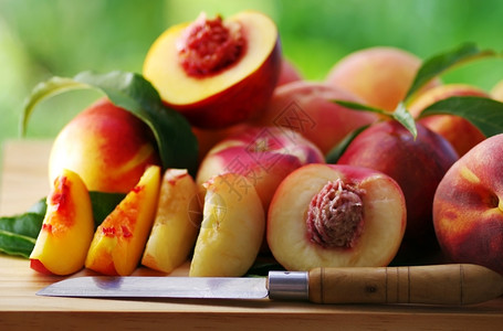 桌上的桃子和刀健康营养桌图片