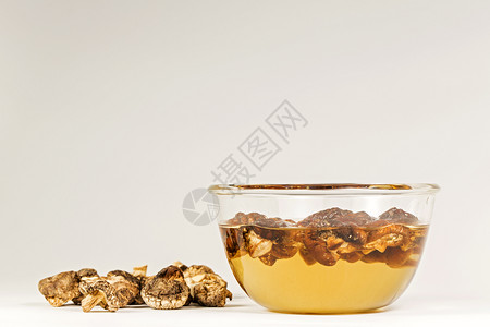 玻璃干燥和湿润之间在白色背景的薄荷蘑菇生日本人图片