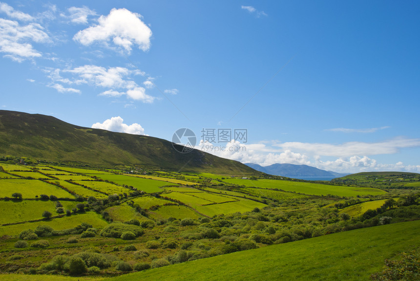 爱尔兰语典型的绿色爱尔兰一面天空蓝一片混乱全景乡村的图片