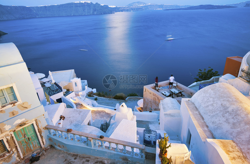 屋顶希腊圣托里尼岛Oia的日落地貌和城市景观伊亚水图片
