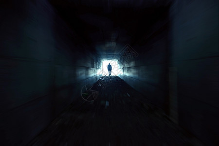 肖像一个男人独自走在黑暗的隧道里人们出去图片