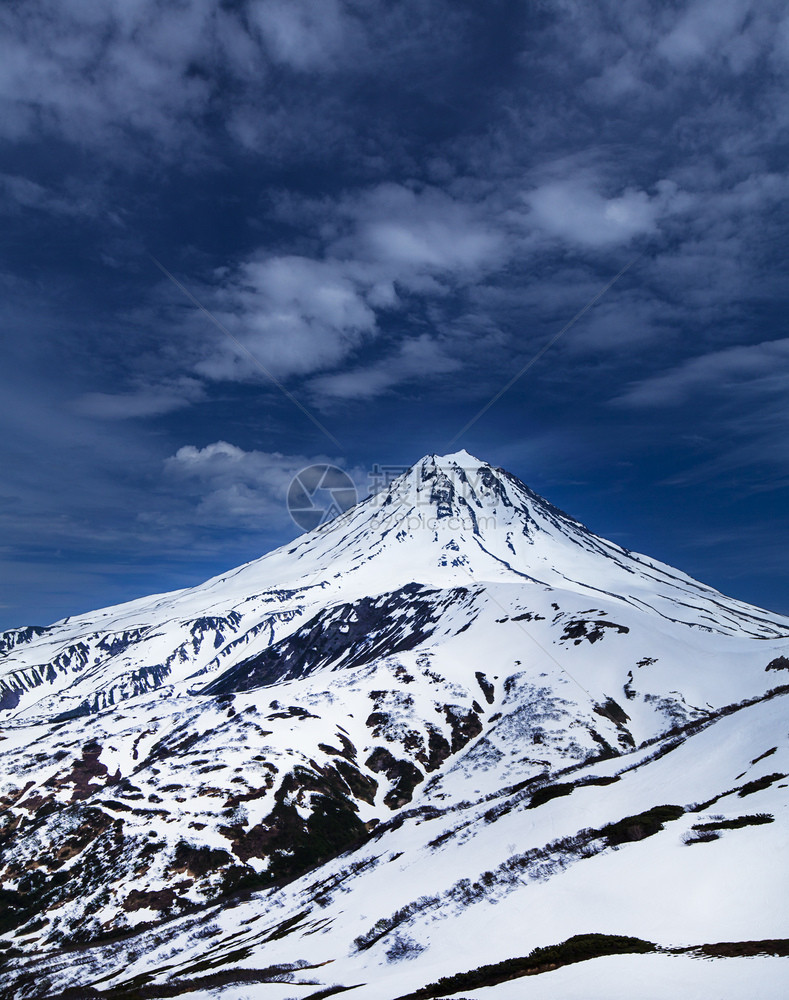 岩石生态的在堪察卡有雪火山维柳欣斯基和蓝天空的景象高图片