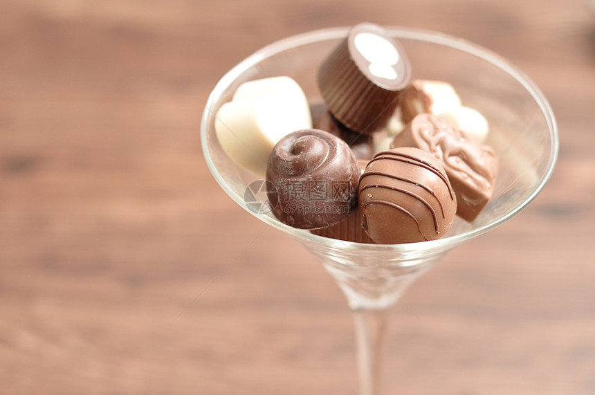 牛奶种类在马提尼杯中展示了各种小巧克力甜的图片