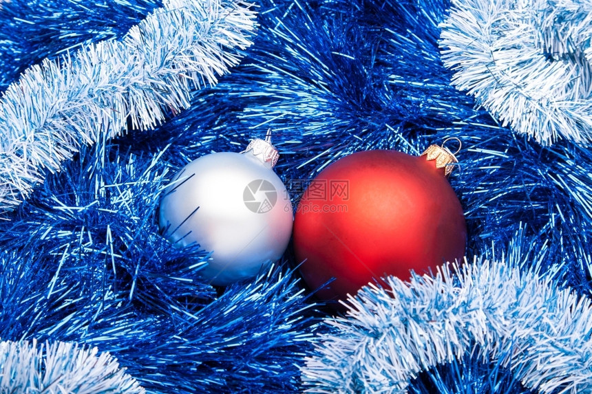 快乐的明亮圣诞装饰带球的加兰火花松树图片