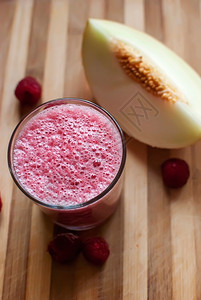 水果营养丰富冰沙草莓和瓜汁在木材上图片