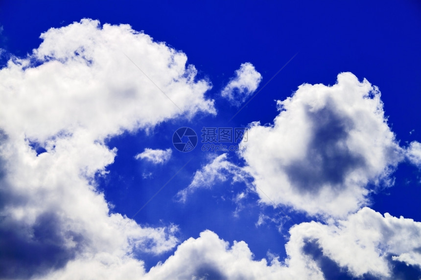 空气充满活力有风多云的天空图片