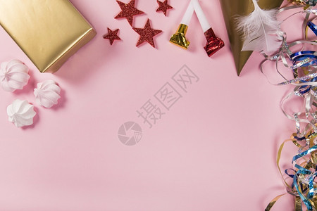 盛星贴上恒纸礼品盒帽子羽毛泽风派对吹器粉色背景自然的建筑物图片