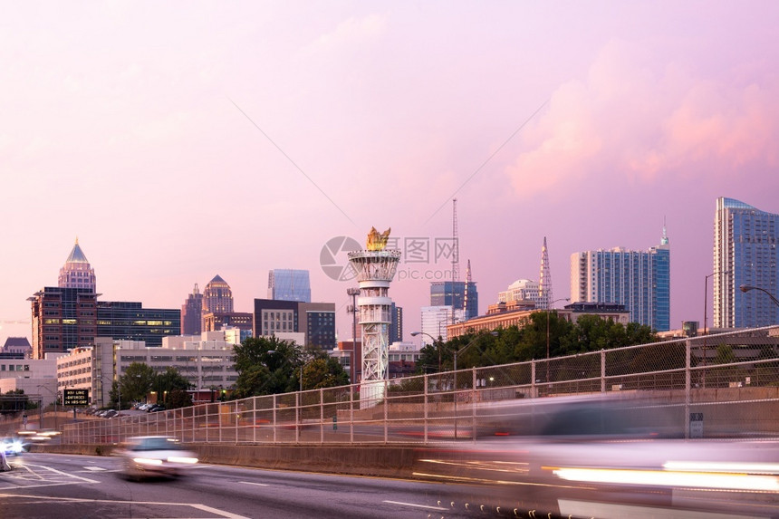 发光的城市景观人们美国佐治亚州特兰奥运火炬塔和中城天际图片