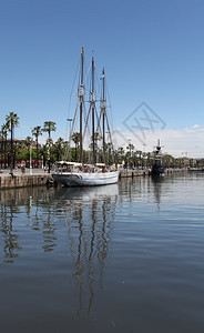 赛琳娜号老的港口镜子西班牙在巴塞罗那旧港的圣埃琳娜号轮船背景