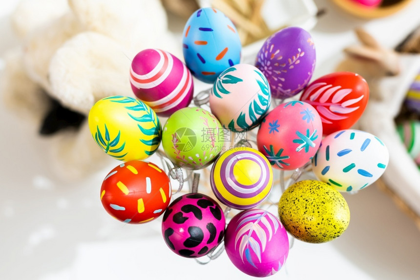 巢乐趣颜色复活节概念彩色复活节鸡蛋在盒中篮子复活节鸡蛋在白面纸上图片