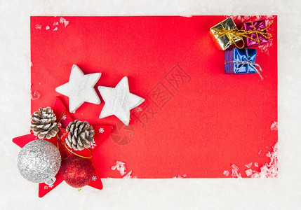 红圣诞纪念卡上面有小礼物盒和雪上星子季节信图片