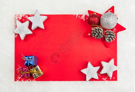 新的问候生活红圣诞纪念卡上面有小礼物盒和雪上星图片