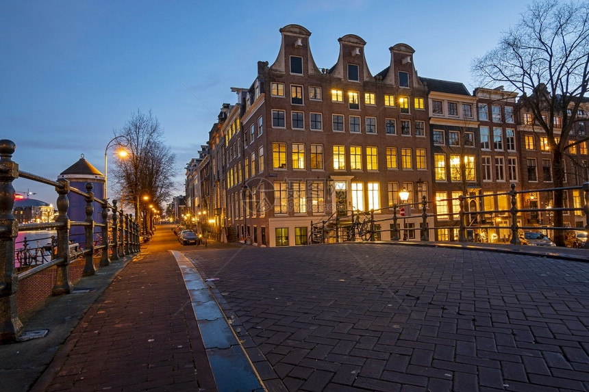 运输荷兰语日落时在阿姆斯特丹尔的屋图片