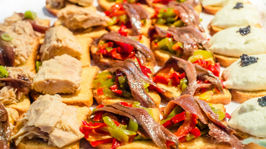 午餐美食在一个酒吧中将西班牙典型的塔马包括一个小吃或开胃菜配有饮料以及塔帕图片