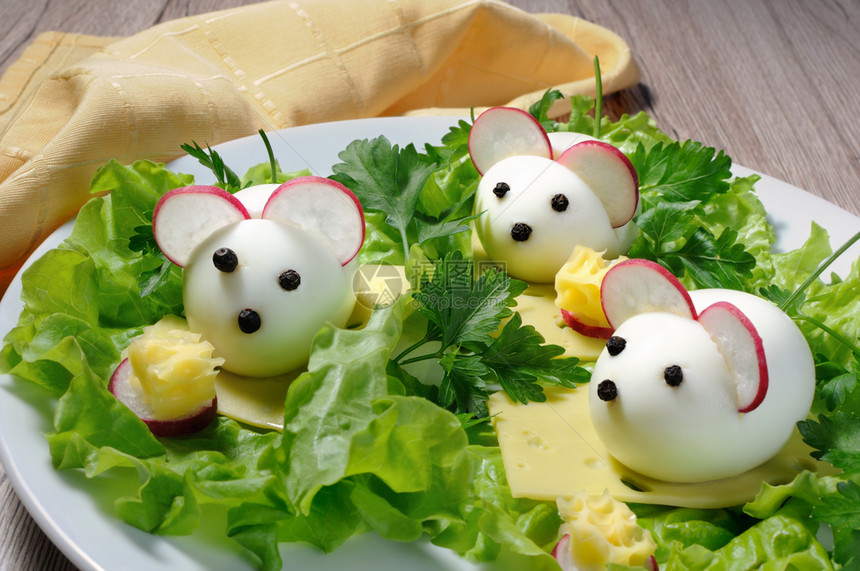 午餐假期提供节日儿童小吃以生菜叶和奶酪立方体中的老鼠形式煮鸡蛋小时图片