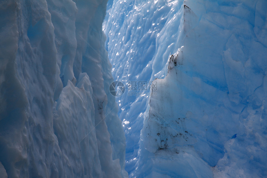 边缘明亮的南美洲冰川块的恶劣盖角蓝色的图片