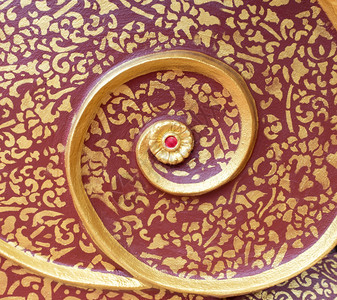 在泰国北部寺庙的教堂墙上画着金的螺旋图案雕塑外部的抽象图片