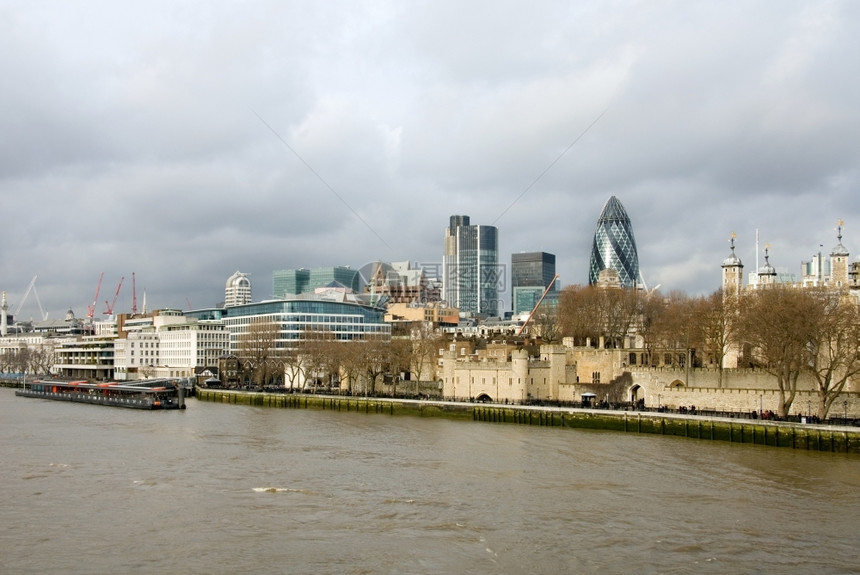 英国伦敦泰晤士河和城市建筑的景象云水物图片