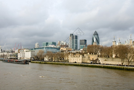英国伦敦泰晤士河和城市建筑的景象云水物图片