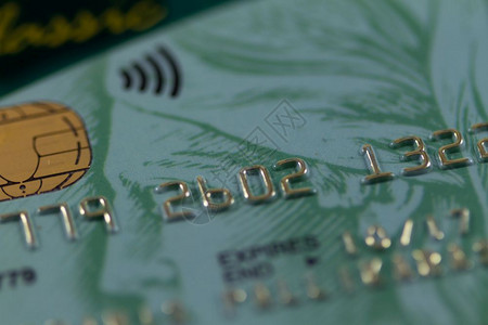 钱孤立背景卡片用可见芯拍摄的绿色信用卡宏观接触信号较少背景