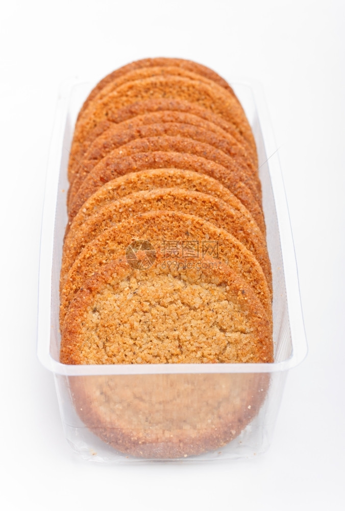 屑卡路里白色背景上孤立的黄油饼干包紧缩图片