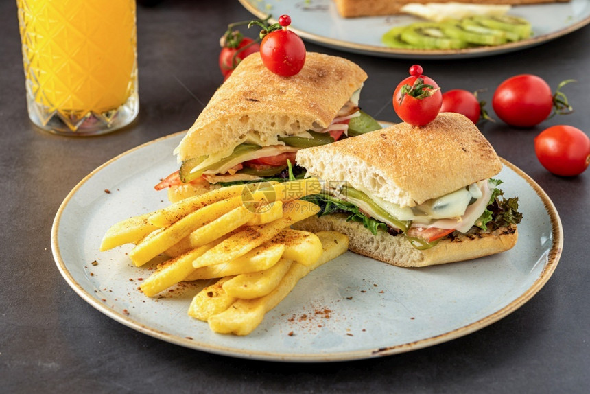 法语沙拉吐司火腿奶酪和番茄三明治加薯条和橙汁图片