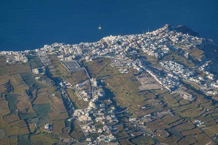 建筑物飞机对希腊圣托里尼岛村庄的空中观察户外地海图片