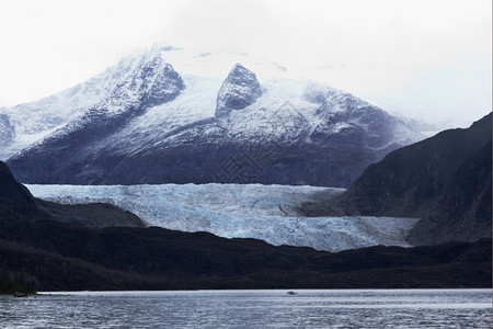 冬季雪山湖泊图片