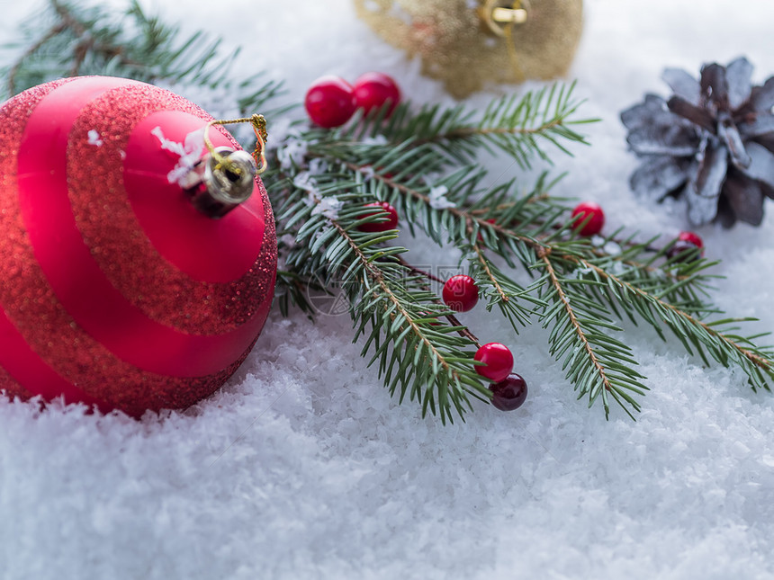 常绿色圣诞树枝红浆果和圣诞树球新年配额背景的圣诞树枝装饰风格图片