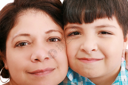 男生一个微笑的年轻母亲和小儿子的近肖像随意请享用图片