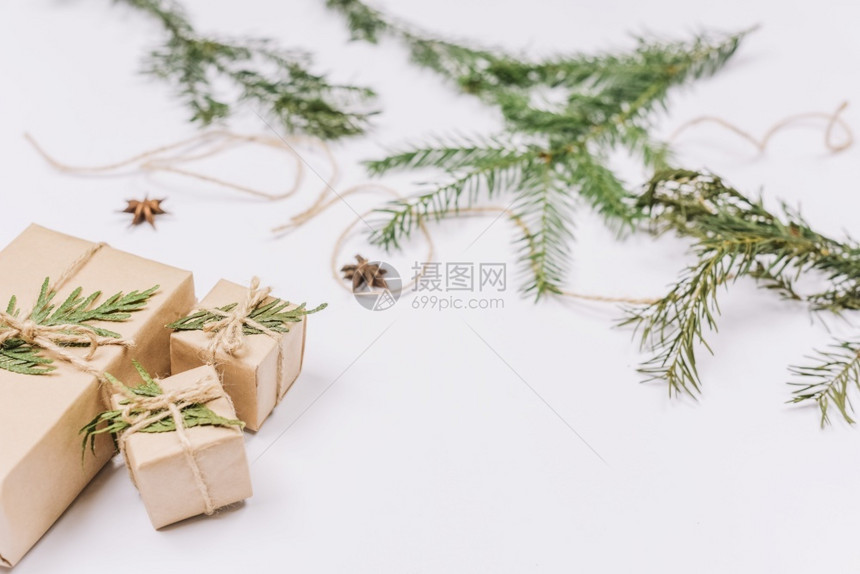 盒子坚果针叶树枝附近包裹的圣诞礼物分辨率和高品质美丽的照片在针叶树枝附近包裹的圣诞礼物高品质和分辨率美丽的照片概念自然图片